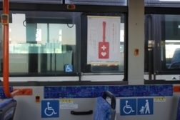 写真：くしろバスの車内に、ヘルプマークのポスターが掲示されている様子