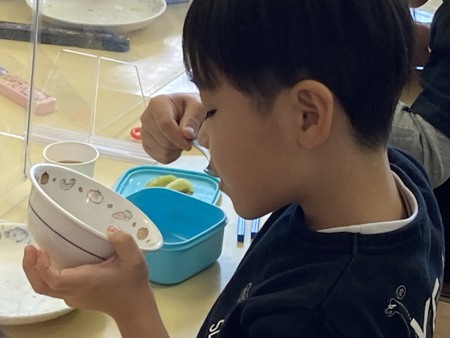 写真：給食を食べる保育園児1