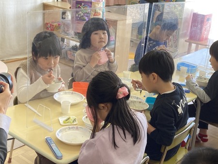 写真：写真：給食を食べる保育園児2