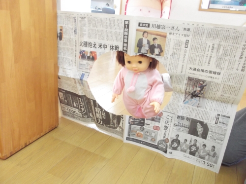 写真：新聞紙あそび