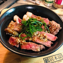 写真：阿寒モルト牛の炭火ステーキ丼