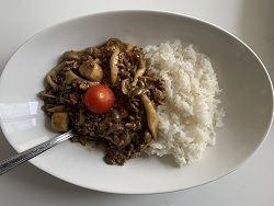 写真：キノコたっぷり！挽肉とトマトのカレー