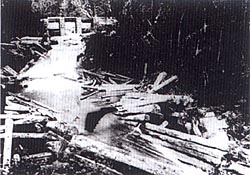 写真：大正13年　滝口の木材流送