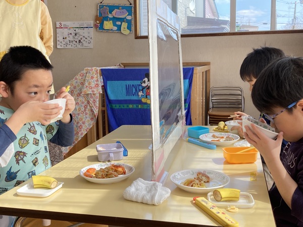 写真：給食の様子2