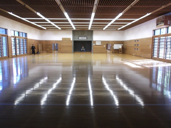 写真：鶴ケ岱武道館　武道場