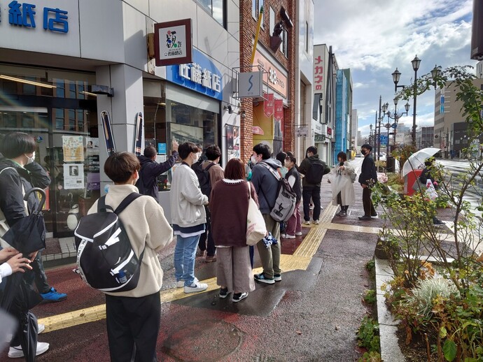 まち歩き中の様子_佐藤紙店前