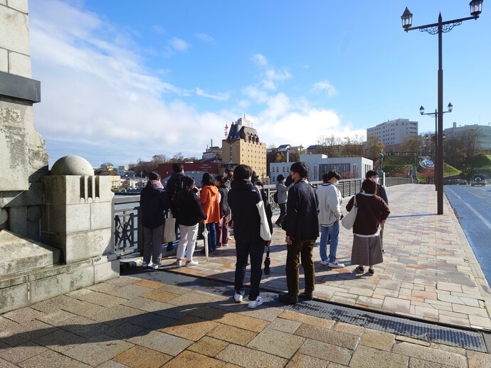 まち歩き中の様子_幣舞橋たもと