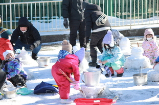 雪像づくりの写真