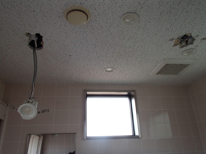 女子子トイレ天井損壊(文苑南公園)