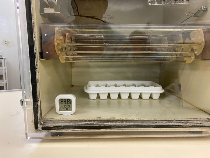 孵卵器内温湿度計の写真