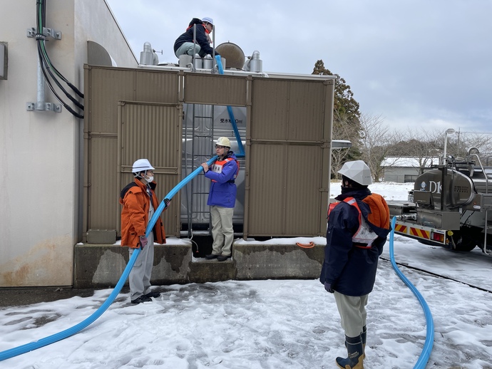 受水槽への給水作業（浜野介護医療院)写真