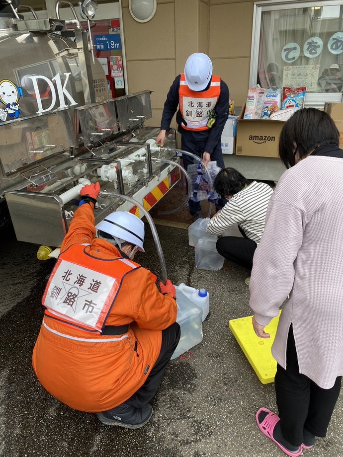 避難施設での給水作業（七尾市立中島保育園）写真