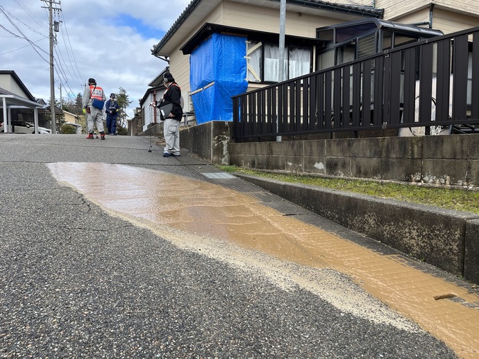 住宅地からの漏水写真