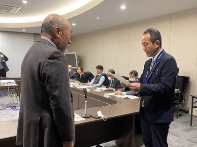 写真：神田会長へ諮問書を読み上げる市民環境部長