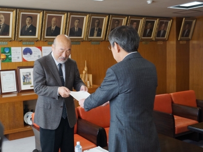 写真：神田会長から答申書を受け取る釧路市長