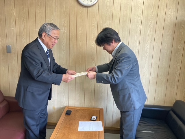 株式会社釧路グリーンメンテナンス様と登録証の写真