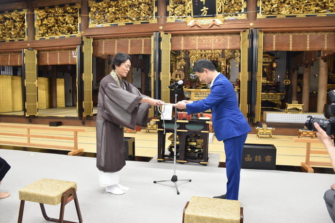 登録証伝達のようす