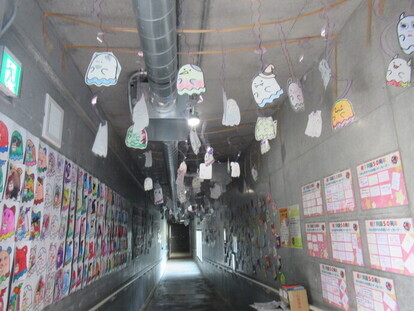 写真：50周年お祝いメッセージ＆ハロウィン飾り