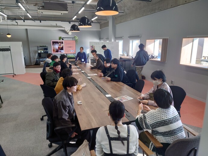 開会式_各班での相談の様子