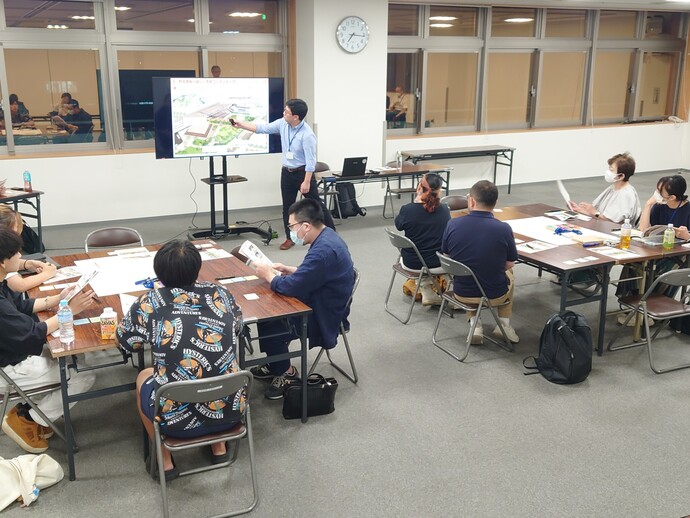 写真　概要説明と令和5年度ワークショップの振り返りの状況