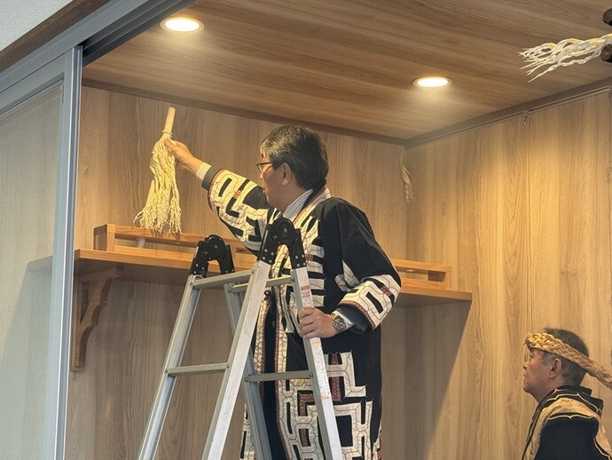 イナウを立てる様子