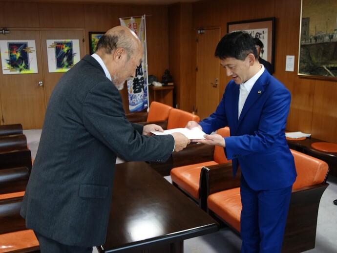 写真：神田会長から答申書を受け取る釧路市長