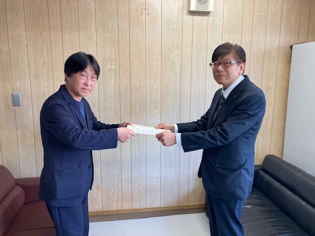 丸井産業株式会社様と登録証の写真